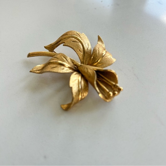 VINTAGE MONET Daffodil / Lily / Orchid Flower Brooch Pin Brushed Gold Tone - Picture 2 of 10